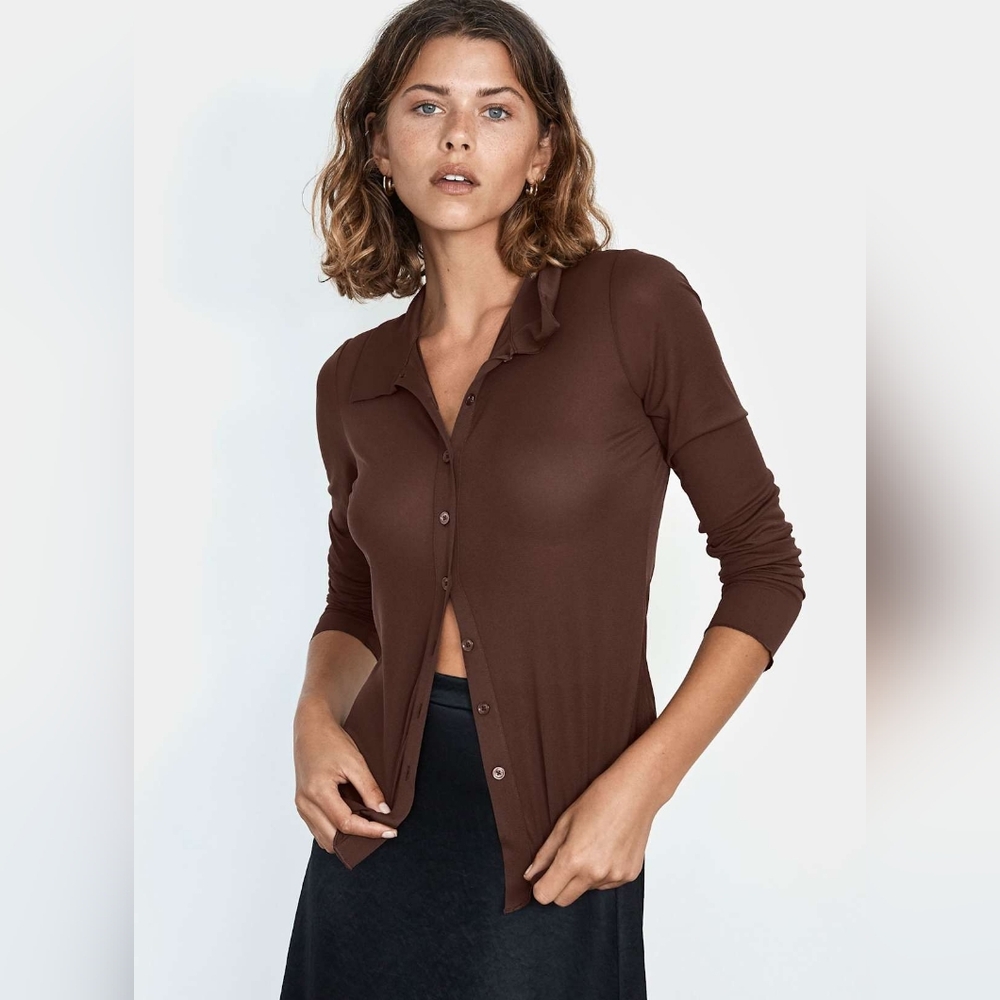 Aritzia Brown Long Sleeve collared Neutral button-up with a rounded hem XS‎